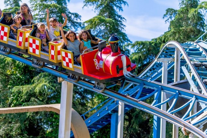 Celebra el Día Internacional de la Montaña Rusa con estas 10 atracciones de vértigo