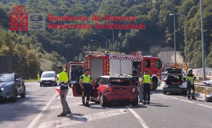 Los servicios de emergencia junto a los vehículos implicados en el accidente.