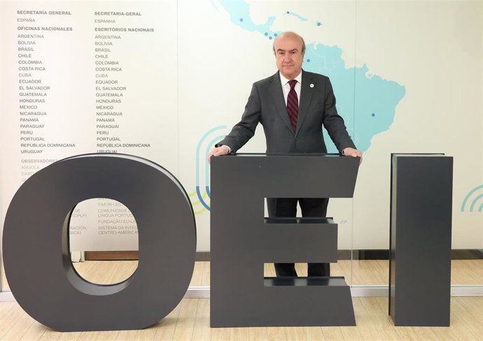 Archivo - El secretario general de la Organización de Estados Iberoamericanos (OEI), Mariano Jabonero, posa tras una entrevista para Europa Press, en la sede central de la OEI, a 26 de abril de 2024, en Madrid (España). 