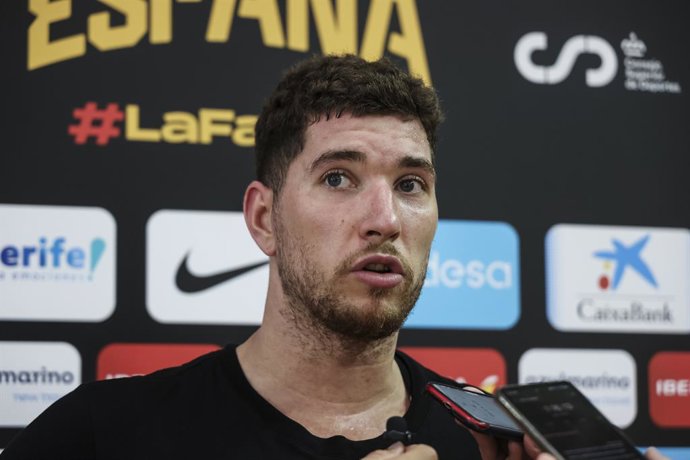 O jogador de basquete Joel Parra fala com a imprensa após uma sessão de treinamento da Espanha em Cornellà (Barcelona).