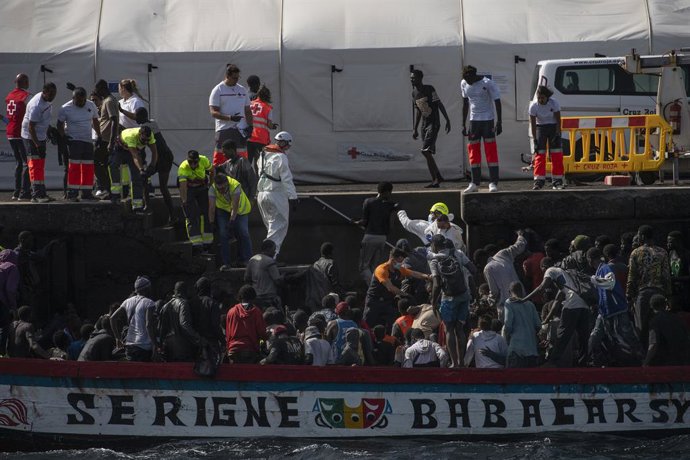 Archivo - Migrantes desembarcan de un primer cayuco a su llegada al puerto de La Restinga, a 22 de agosto de 2024, en El Hierro, Canarias (España). El primer cayuco que ha llegado a la isla contaba con 188 migrantes, entre ellos 14 mujeres. Tras el desemb