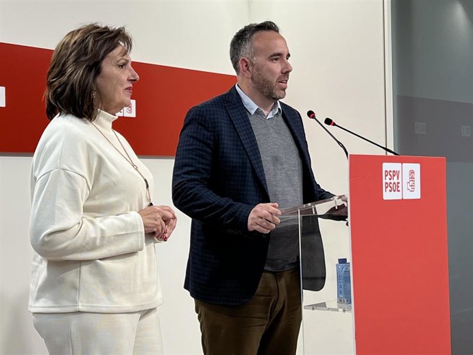 Archivo - El portavoz de Sanidad del PSPV en Les Corts Valencianes, Rafa Simó, y la secretaria de Sanidad del PSPV, Carmen Martínez