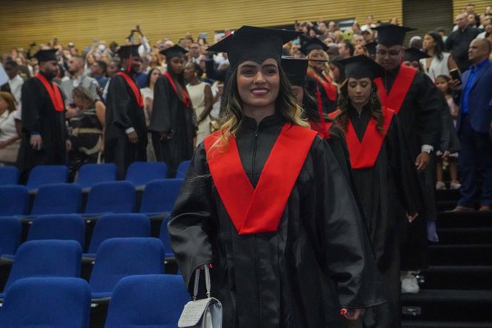 Angie Hincapié, primera graduada de las becas Transformando Realidades, de BBVA Colombia y Bancamía (entidad colombiana FMBBVA) para hijos de microempresarios