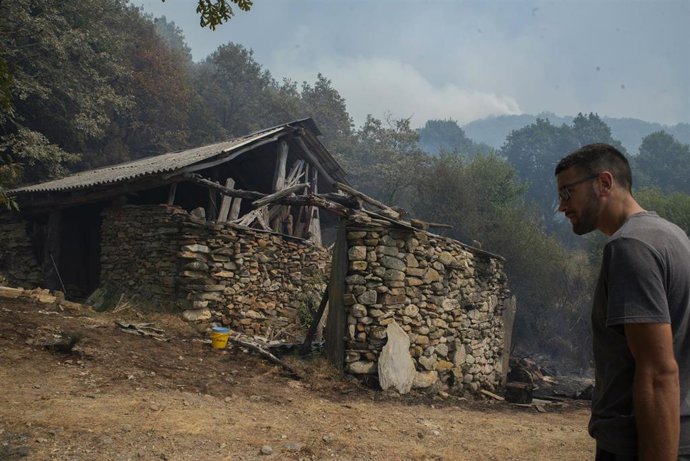Ganadero propietario de algo más de cien vacas en Teixeira, intenta sofocar el fuego en uno de los refugios de los animales, a 10 de agosto de 2025, en Maceda, Ourense, Galicia (España). Un incendio en Maceda (Ourense), parroquia de Castro de Escuadro, ca