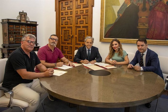 Salvador Fuentes (centro), durante la firma del convenio con la Asociación 'Toro de Cuerda' de Carcabuey.