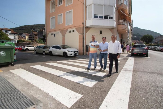 El consejero de Fomento, Roberto Media, visita obras en Santoña junto al alcalde, Jesús Gullart