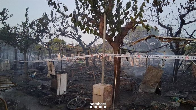 El incendio en un camping de El Vendrell (Tarragona) ha quemado 17 parcelas con afectación diversa en caravanas, autocaravanas, tiendas de campaña y material diverso.