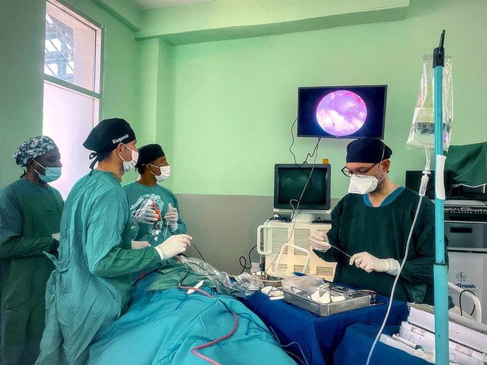 Profesionales del Virgen del Rocío que participan en proyectos de cooperación internacional.