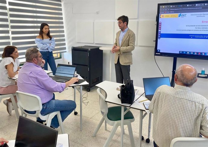 El delegado de Desarrollo Educativo y Formación Profesional de la Junta en Córdoba, Diego Copé, interviene en una de las acciones formativas de capacitación digital.