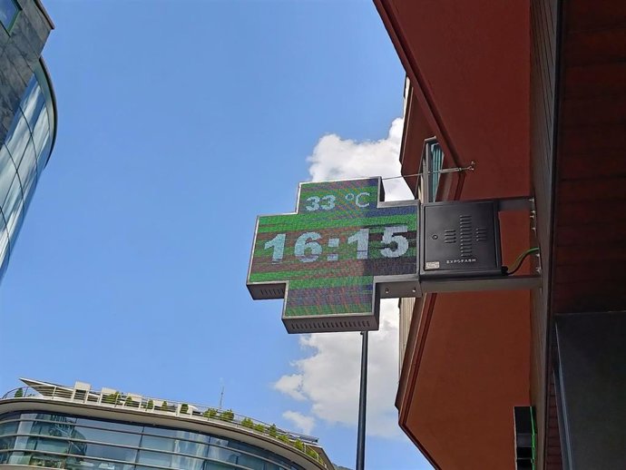 Un termómetro marca 33 grados este lunes al mediodía en Andorra la Vella