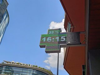 Un termòmetre marca 33 graus aquest dilluns al migdia a Andorra la Vella