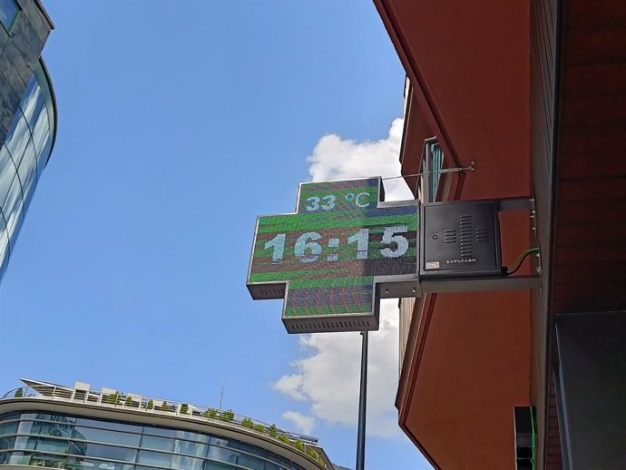 Un termòmetre marca 33 graus aquest dilluns al migdia a Andorra la Vella