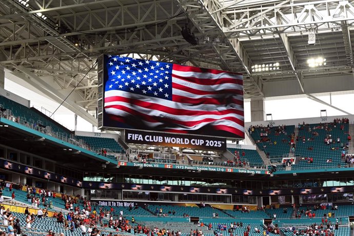 Archivo - 29 June 2025, US, Miami Gardens: The US flag is seen on a scoreboard before the start of FIFA Club World Cup round of 16 soccer match between CR Flamengo and Bayern Munich at the Hard Rock Stadium. Photo: Sven Hoppe/dpa