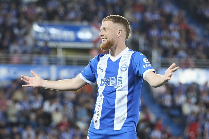 Archivo - Carlos Vicente of Deportivo Alaves celebrates after scoring the team's first goal during the LaLiga EA Sports match between Deportivo Alaves and CA Osasuna at Mendizorrotza on May 24, 2025, in Vitoria, Spain.