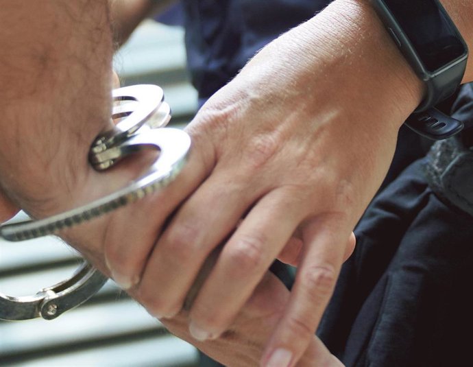 Archivo - Los Mossos esposan a una persona, en una imagen de archivo