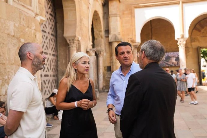 La consejera de Cultura, Patricia del Pozo, con el alcalde de Córdoba, José María Bellido, y el Cabildo Catedral.