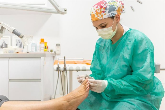 Archivo - Podóloga atendiendo a un paciente. Imagen de archivo. 