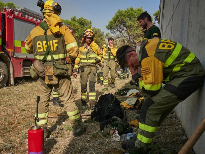 Bomberos continúan los trabajos de extinción para sofocar el incendio, a 10 de agosto de 2025, en Carcastillo, Navarra (España). 