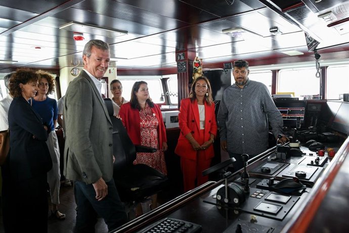 Rueda esta mañana en el barco en Cangas.