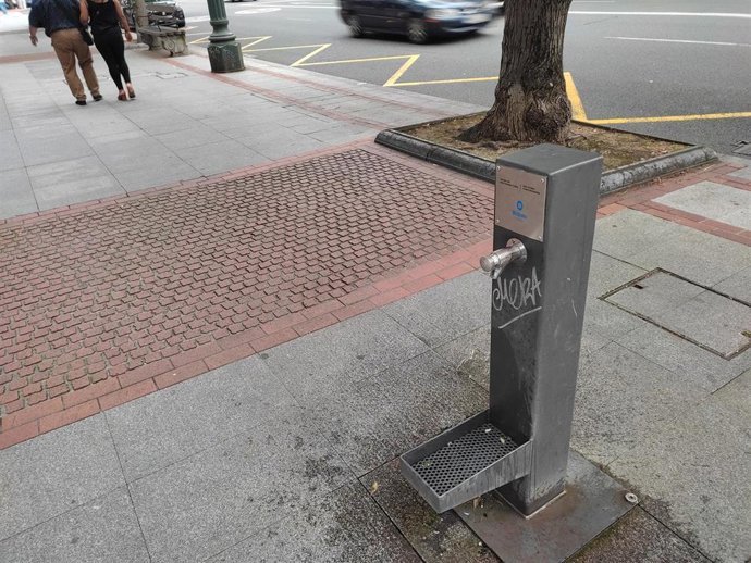 Una de las fuentes temporales instaladas por el Ayuntamiento de Bilbao para combatir el calor