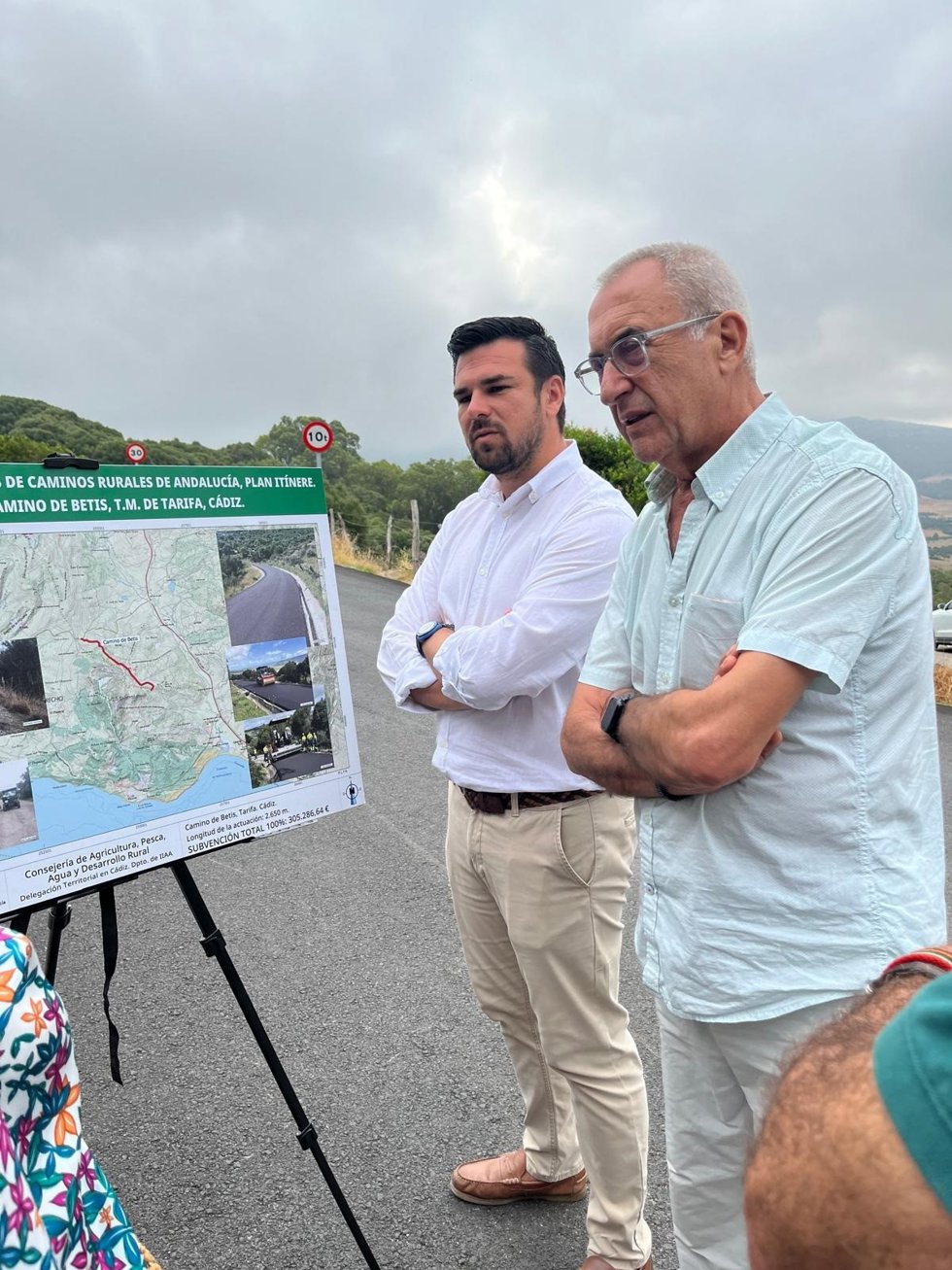 El delegado territorial de Agricultura, Pesca, Agua y Desarrollo Rural en Cádiz, Francisco Moreno, y el alcalde de Tarifa, José Santos, en una visita a la obras en el Camino de Betis.