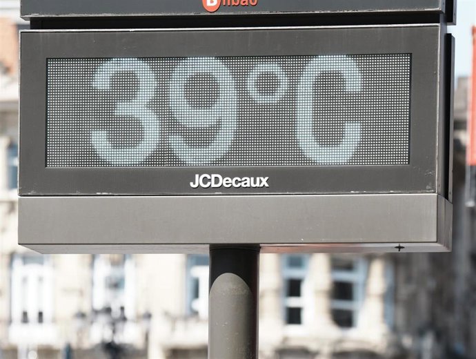 Archivo - Un termómetro marca 39 grados en Bilbao. 