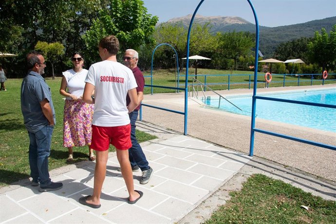 El presidente de la Diputación de Cáceres, Miguel Ángel Morales, visita algunas obras en Garganta la Olla