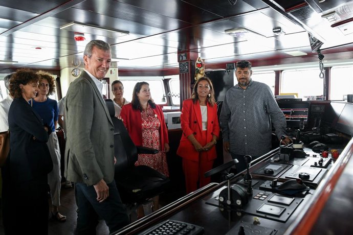 Rueda esta mañana en el barco en Cangas.