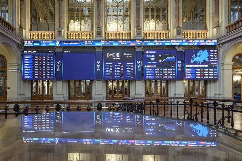 Archivo - Varios paneles del Ibex 35 en el Palacio de la Bolsa, a 1 de septiembre de 2023, en Madrid (España). 