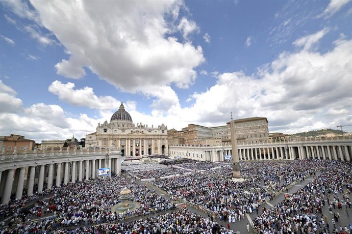 Archivo - Miles de personas durante la misa de inicio de Pontificado del Papa León XIV, en la plaza de San Pedro, en la plaza de San Pedro, a 17 de mayo de 2025, en Ciudad del Vaticano. 