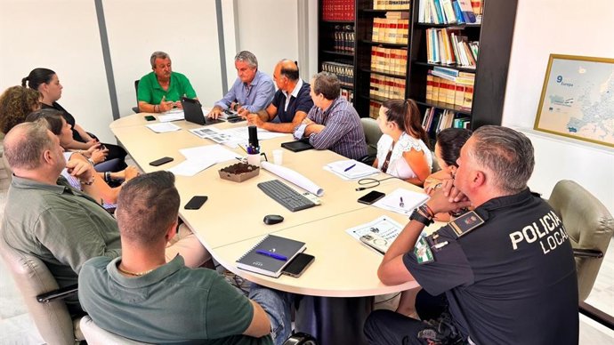 El delegado territorial de Salud y Consumo, Juan de la Cruz Belmonte, durante una reunión para coordinar actuaciones contra el mosquito transmisor del VNO en Pulpí y Mojácar (Almería).