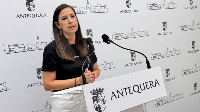 La teniente de alcalde de Turismo, Comercio y Patrimonio Mundial de Antequera (Málaga), Ana Cebrián, en rueda de prensa