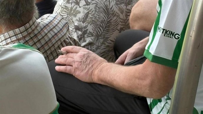 Un aficionado fumando en el estadio durante el partido entre el Córdoba CF y el Real Betis celebrado el pasado 25 de julio.