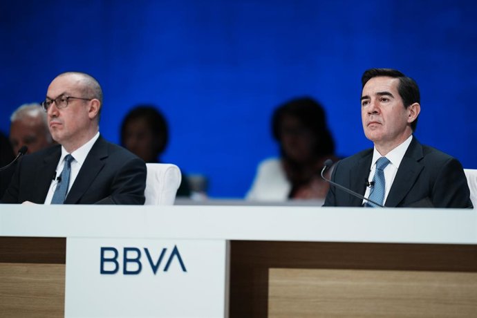 Archivo - El presidente de BBVA, Carlos Torres Vila (d), y el CEO de BBVA, Onur Genç (i), durante una Junta General de Accionistas del BBVA, en el Palacio de Euskalduna de Bilbao, a 15 de marzo de 2024, en Bilbao, Vizcaya, País Vasco (España). BBVA ha cel