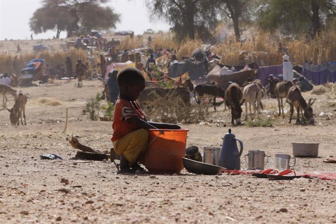Un niño en un campamento de desplazados en El Fasher, capital de la provincia sudanesa de Darfur Norte