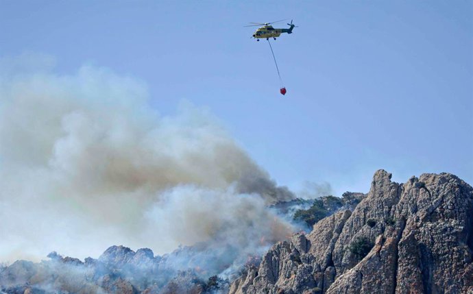 Imágenes del incendio en Tarifa. A 11 de agosto de 2025 en Tarifa, Cádiz, (Andalucía, España). El Ayuntamiento de Tarifa (Cádiz) ha informado de que se están produciendo los primeros desalojos preventivos en la zona de Atlanterra debido al avance del ince