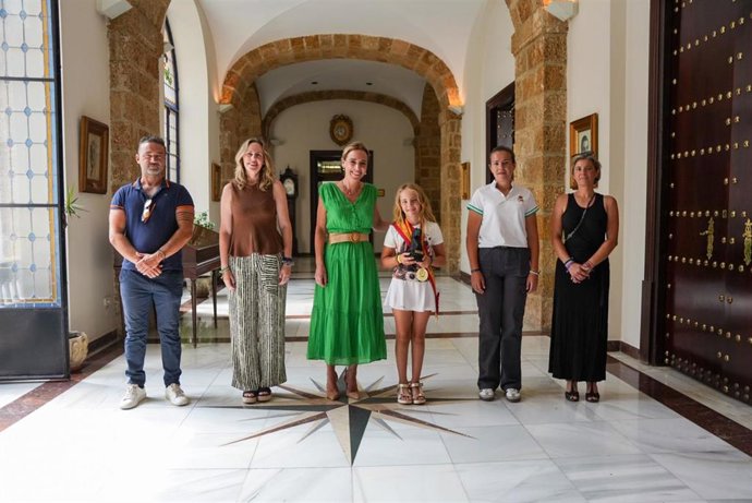 La presidenta de la Diputación de Cádiz, Almudena Martínez, en una recepción en el Palacio Provincial a la chiclanera Rebeca Bello Fernández, campeona de España de Doma Clásica en la categoría de Poni A.