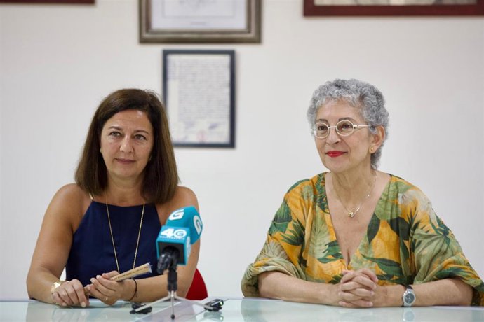 La alcaldesa de Betanzos, María Barral, junto a la diputada del PSdeG Silvia Longueira.