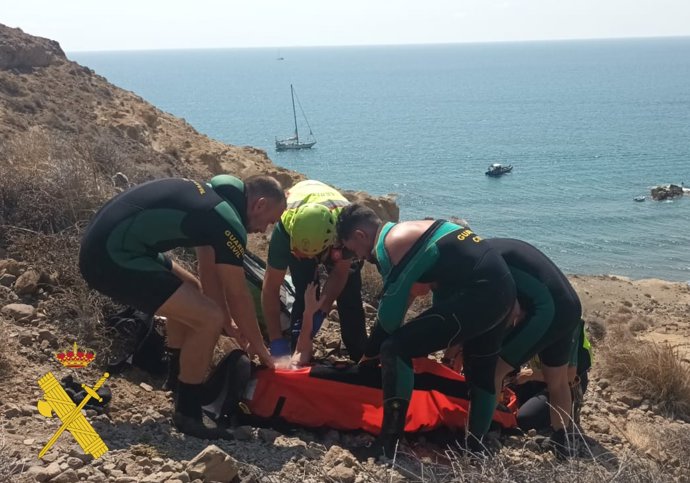 Efectivos de la Guardia Civil durante el rescate de uno de los heridos.