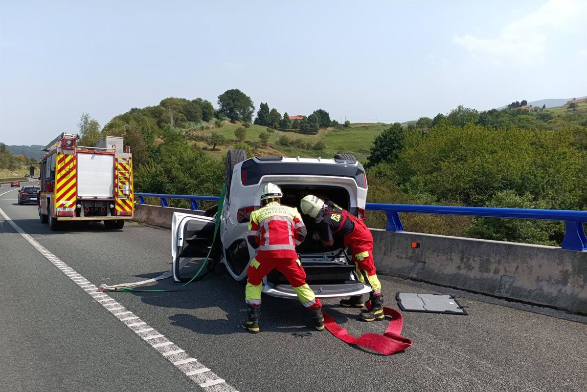 Un coche vuelca en la A-8 y corta la calzada a la altura de Valdáliga