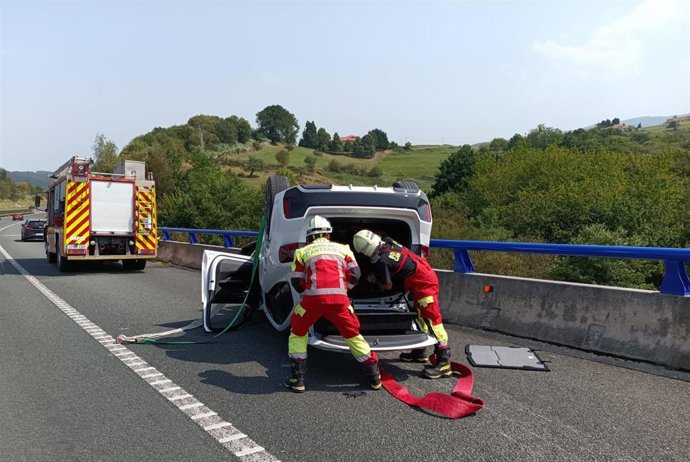 Vehículo volcado en la A-8