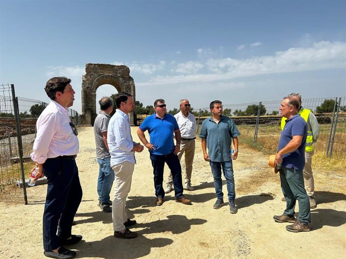 El consejero de Presidencia, Interior y Diálogo Social, Abel Bautista, visita la ciudad romana de Cáparra