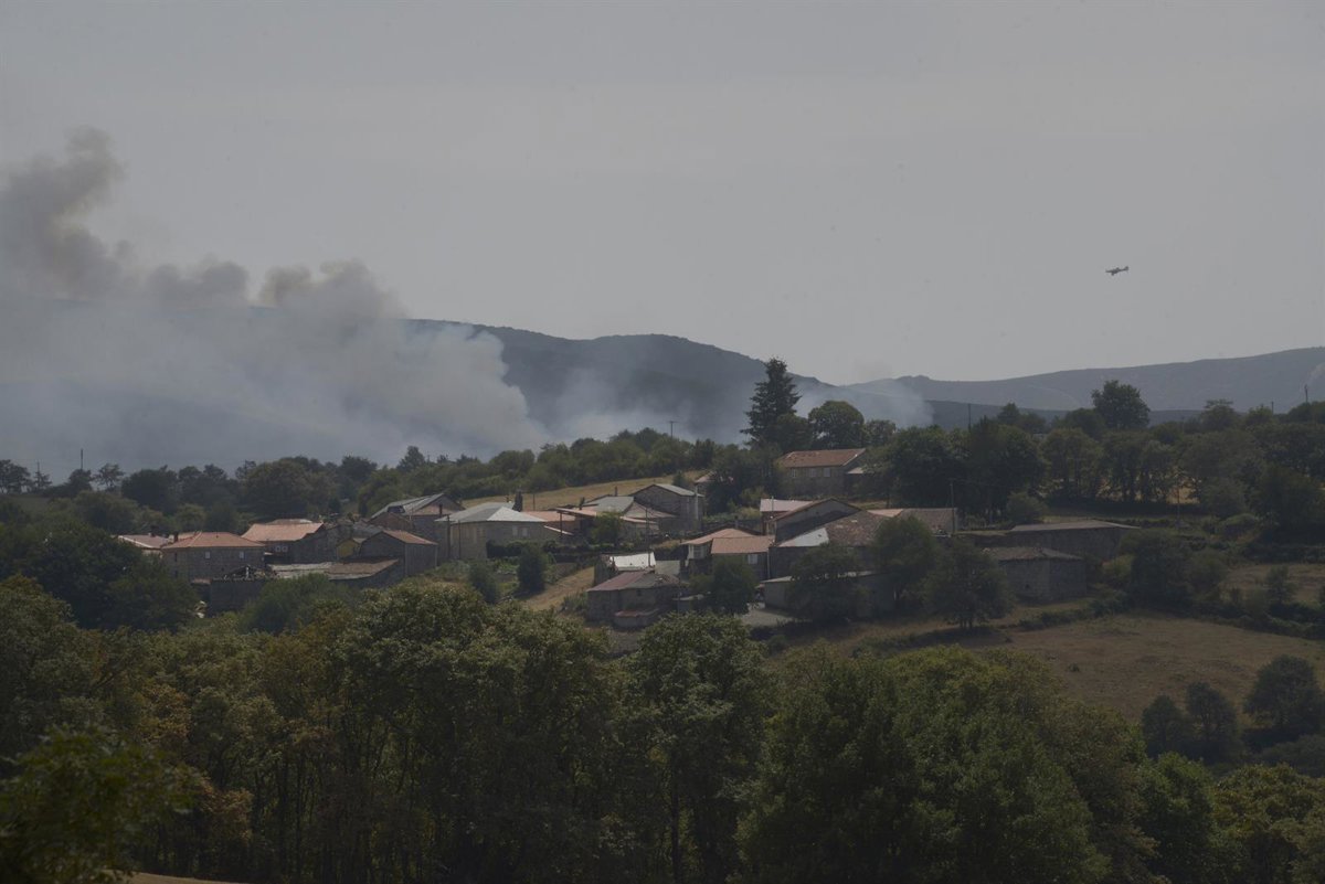 Cuatro incendios arrasan 3.700 hectáreas en el Macizo Central de Ourense: el de Chandrexa ya quema 3.000