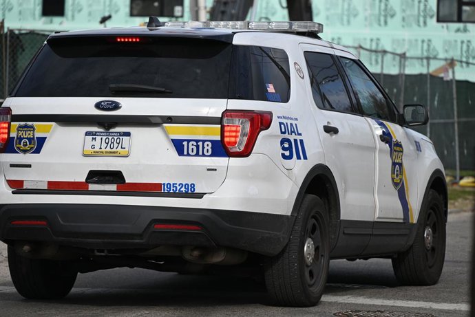 Archivo - March 18, 2024, Philadelphia, Pennsylvania, United States: Philadelphia police patrol the area after human remains of a decomposed child were found in a duffel bag in an alleyway in Philadelphia. At approximately 9:50 am, police responded to the