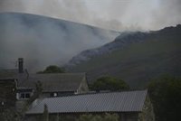 El incendio de Chandrexa "mejora y vuelve a empeorar", advierte la Xunta, debido a su "imposible acceso"