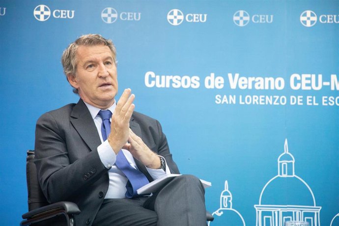 El presidente del Partido Popular, Alberto Núñez Feijóo, participa en un coloquio dentro de los cursos de verano de la Universidad CEU San Pablo, en el Real Centro Universitario Escorial - María Cristina, a 16 de julio de 2025, en Madrid (España). El deba