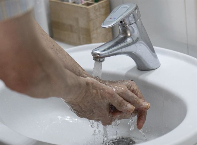 Archivo - Imágenes de recurso de una persona lavándose las manos en un lavabo.