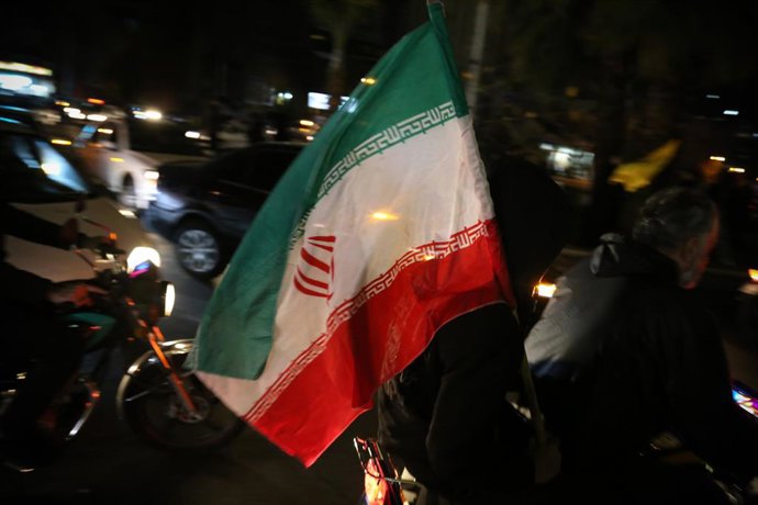 Archivo - January 16, 2025, Tehran, Iran: An Iranian demonstrator wave an Iran flag during a celebration of the announcement of a ceasefire deal between Hamas and Israel at the Felestin (Palestine) Square in Tehran. On January 15, U.S. and Qatari official