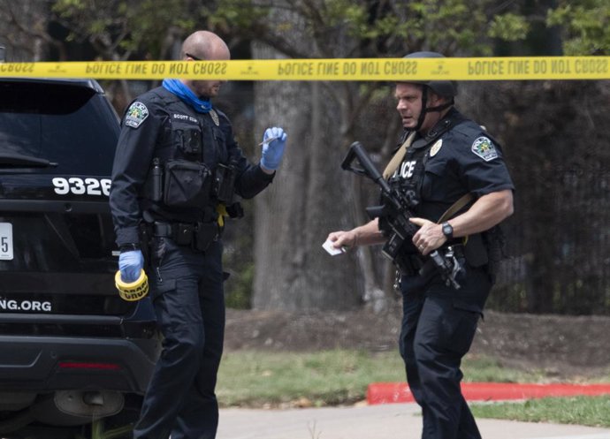 Archivo - April 18, 2021, Austin, Texas, USA: Police SWAT along with the Texas Dept. of Public Safety (DPS) and FBI investigate the scene of a triple homicide in northwest Austin, TX on Sunday morning in the Arboretum area. The suspect is still at large a