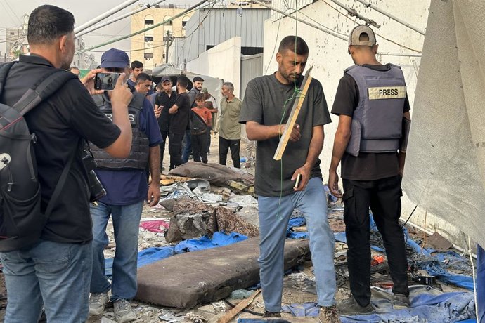 TERRITÓRIOS PALESTINOS, GAZA - 11 DE AGOSTO DE 2025: O local de um ataque aéreo israelense que atingiu uma tenda da Al Jazeera perto do Hospital Shifa, no leste da Cidade de Gaza, matando seis jornalistas